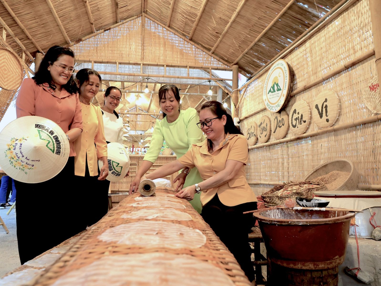 Du khách trải nghiệm nghề làm bánh tráng phơi sương tại lễ hội Văn hoá - Du lịch Nghề làm bánh tráng phơi sương Trảng Bàng lần thứ V năm 2024.