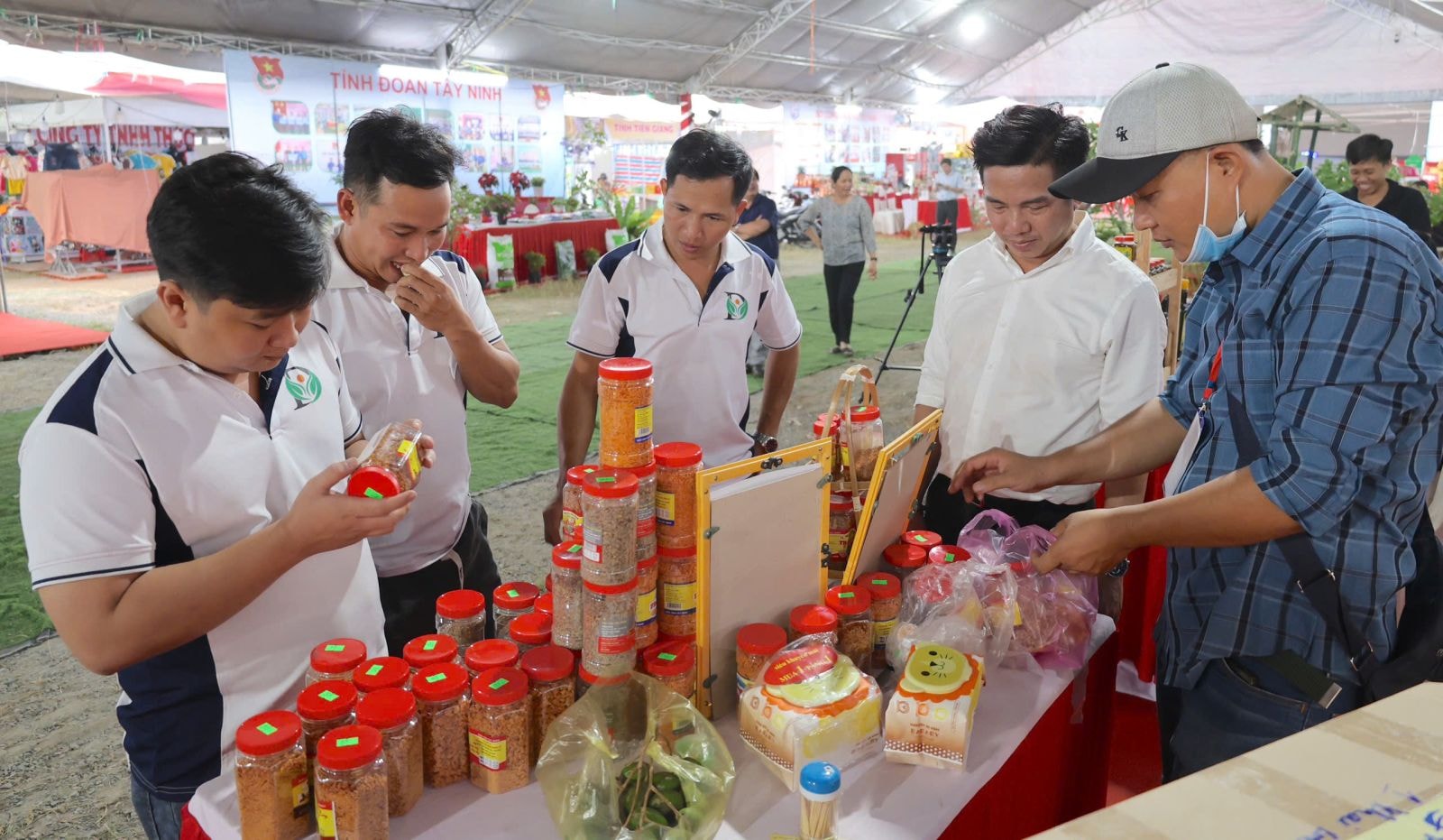Khách hàng tham quan, mua sắm sản phẩm muối ớt đạt chuẩn OCOP tại một hội chợ xúc tiến thương mại trên địa bàn tỉnh.