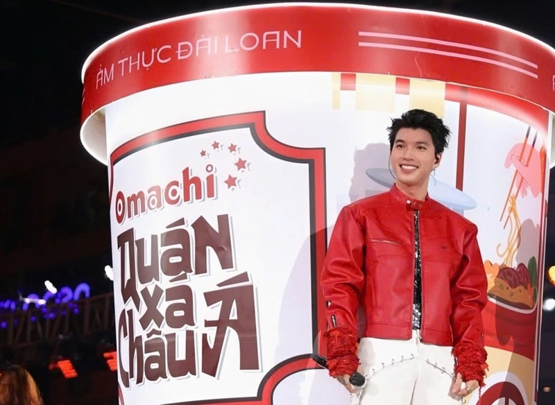 Nghệ sĩ Hieuthuhai biểu diễn tại sự kiện Omachi debut
