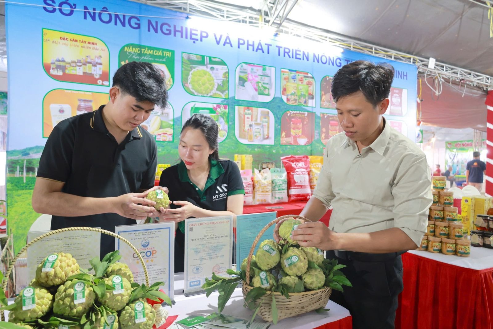 Sản phẩm mãng cầu đạt chuẩn OCOP được trưng bày quảng bá tại một hội chợ xúc tiến thương mại trên địa bàn tỉnh.