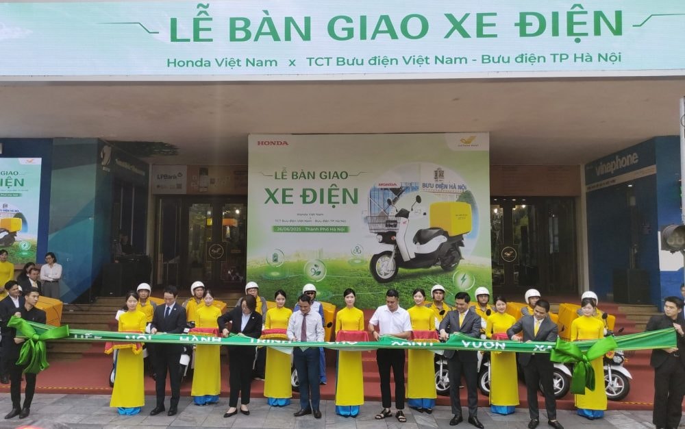 Honda Việt Nam tiếp tục bàn giao 205 xe máy điện cho Bưu điện Việt Nam