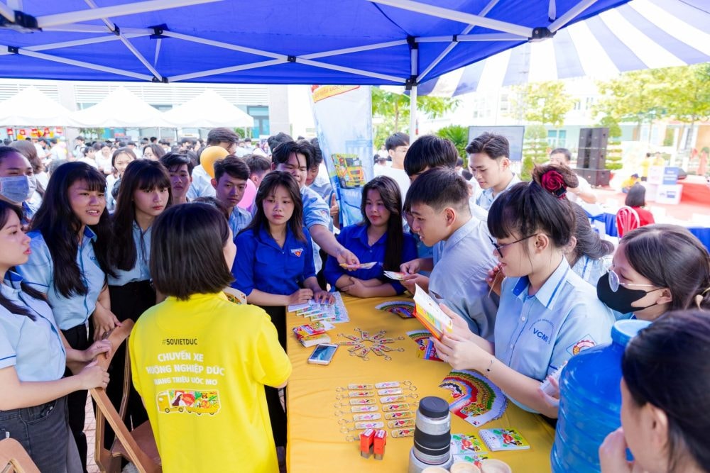 Chuyến xe hướng nghiệp Đức mở ra cơ hội học tập, học nghề chuẩn Đức cho học sinh, sinh viên Nghệ An Chuyến xe hướng nghiệp Đức mở ra cơ hội học tập, học nghề chuẩn Đức cho học sinh, sinh viên Nghệ An