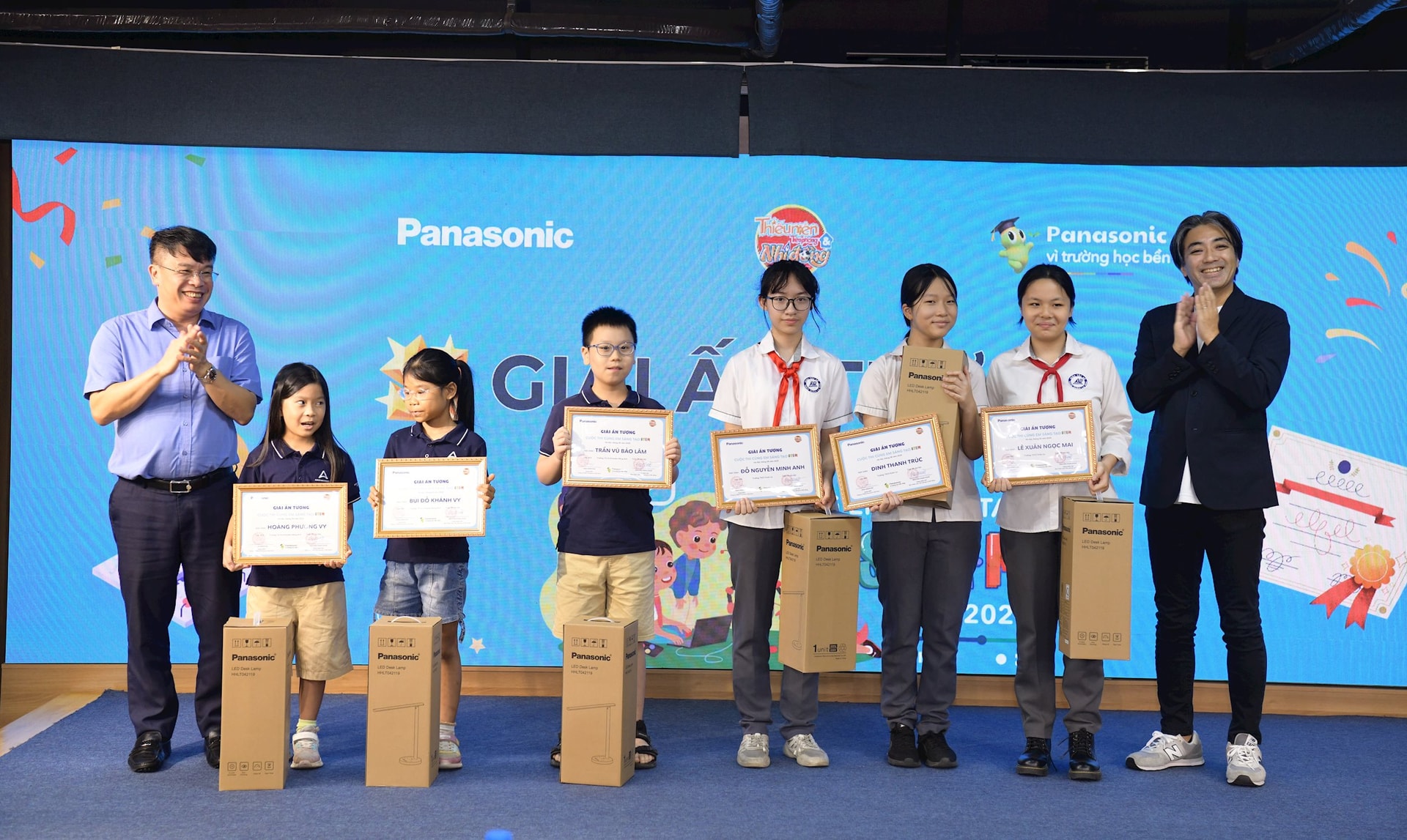 Nhóm học sinh trường Tiểu học Archimedes Đông Anh và trường THCS Xuân La, Tây Hồ, Hà Nội đạt giải Ấn tượng - giải thưởng cao nhất của cuộc thi.