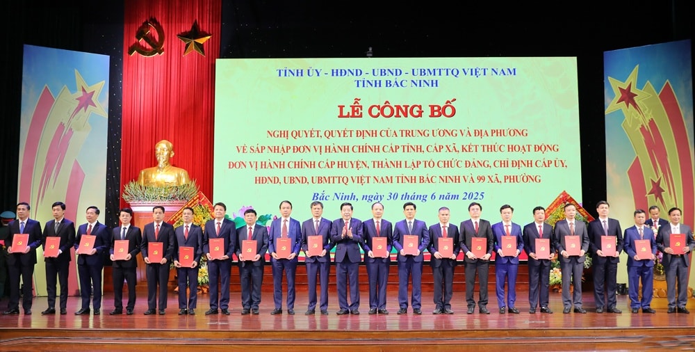 Ông Nguyễn Văn Gấu, Ủy viên Trung ương Đảng, Bí thư Tỉnh ủy trao Quyết định cho các Đảng bộ các phường