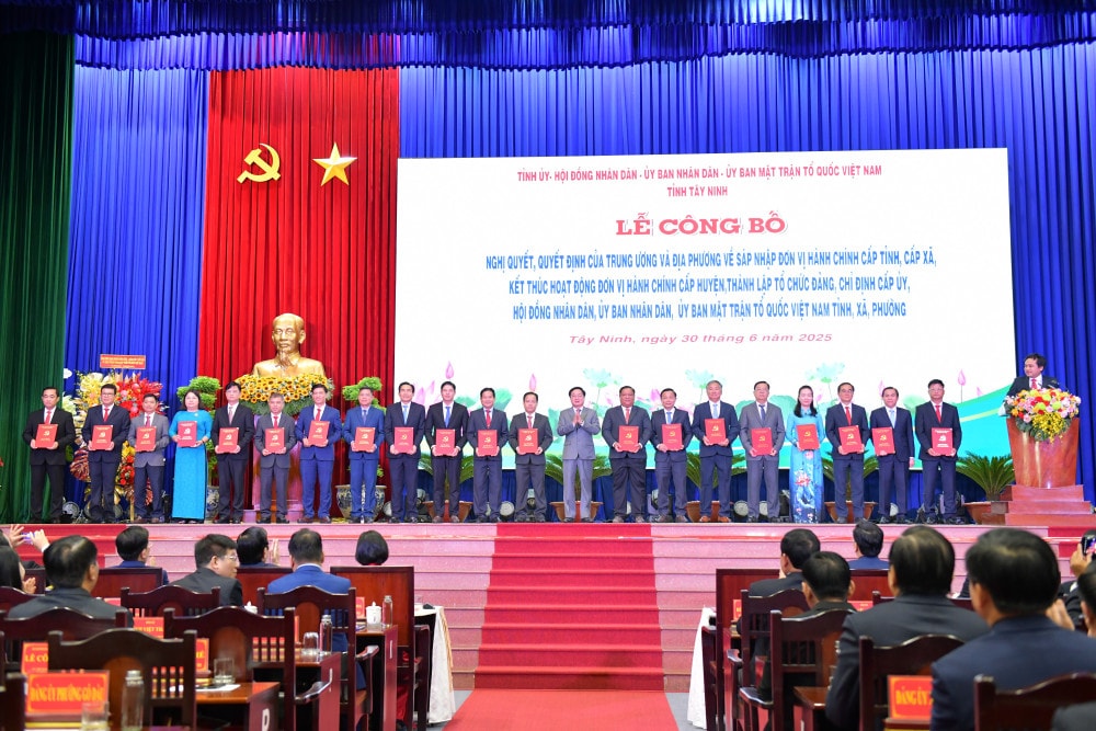 Bí thư Tỉnh ủy - Nguyễn Văn Quyết trao các quyết định của tỉnh cho Bí thư Đảng ủy các xã, phường mới