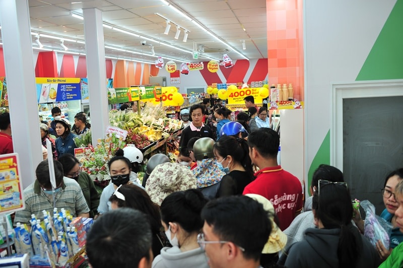 Chương trình “Giờ vàng – Giá chấn động” nhân dịp khai chương cửa hàng WinMart+ 4000 thu hút đông đảo khách hàng quan tâm (2)