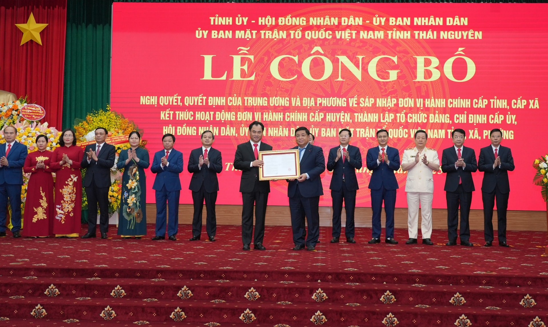 Đồng chí Nguyễn Chí Dũng, Phó Thủ tướng Chính phủ trao Nghị quyết của Quốc hội về việc sắp xếp đơn vị hành chính cấp tỉnh cho Ban Thường vụ Tỉnh ủy Thái Nguyên