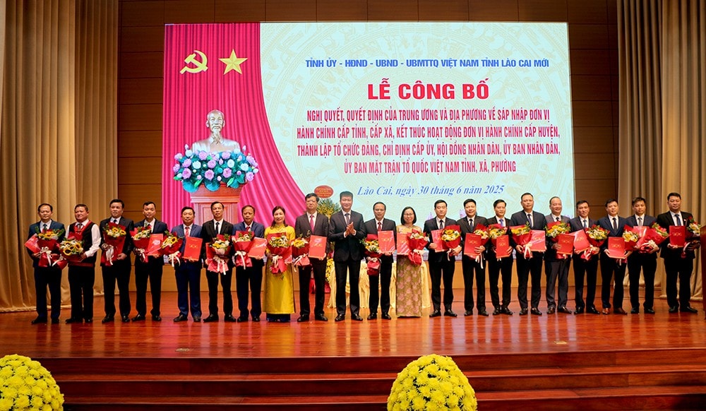 Đồng chí Trần Huy Tuấn - Phó Bí thư Tỉnh ủy, Chủ tịch UBND tỉnh trao Quyết định và tặng hoa chúc mừng các xã.