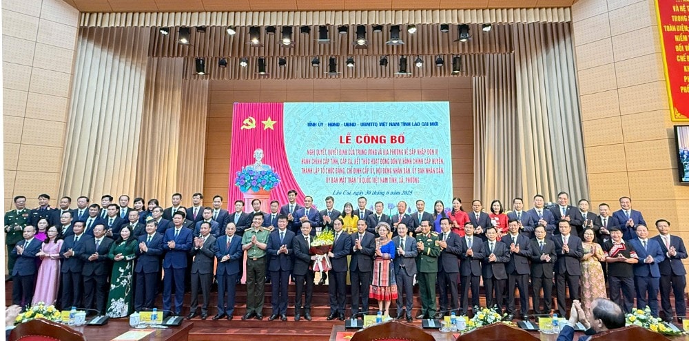 Đồng chí Trần Lưu Quang - Bí thư Trung ương Đảng, Trưởng Ban chính sách và chiến lược Trung ương tặng hoa chúc mừng Ban Chấp hành Đảng bộ tỉnh Lào Cai mới, nhiệm kỳ 2020 - 2025.