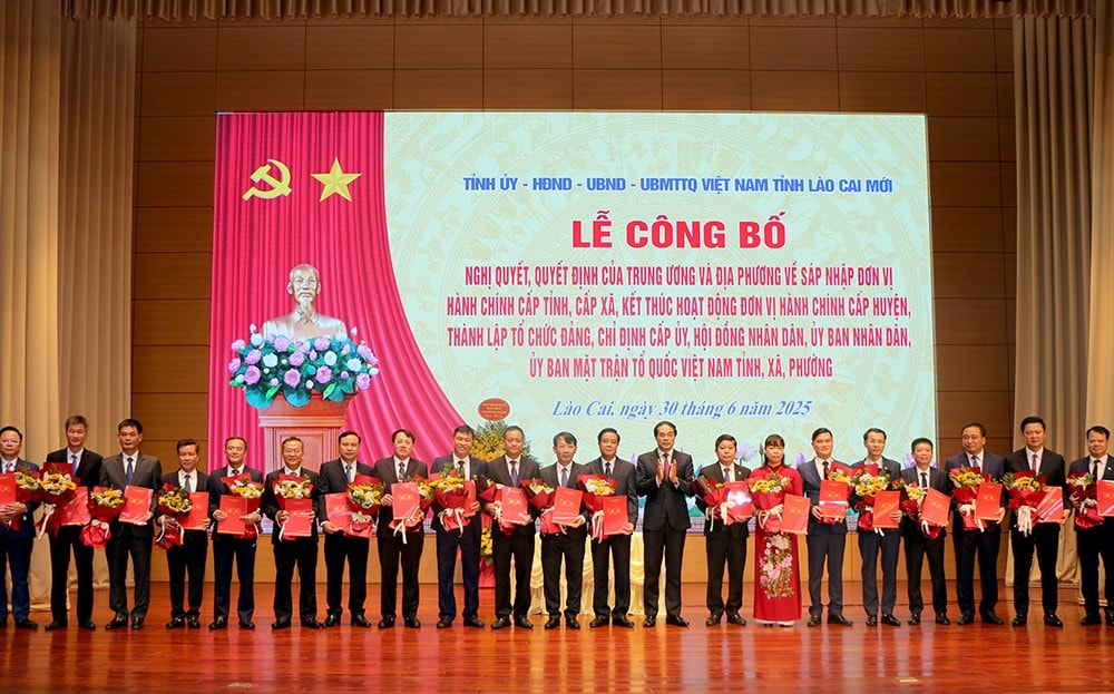 Đồng chí Trịnh Xuân Trường - Bí thư Tỉnh ủy trao Quyết định và tặng hoa chúc mừng các xã, phường.