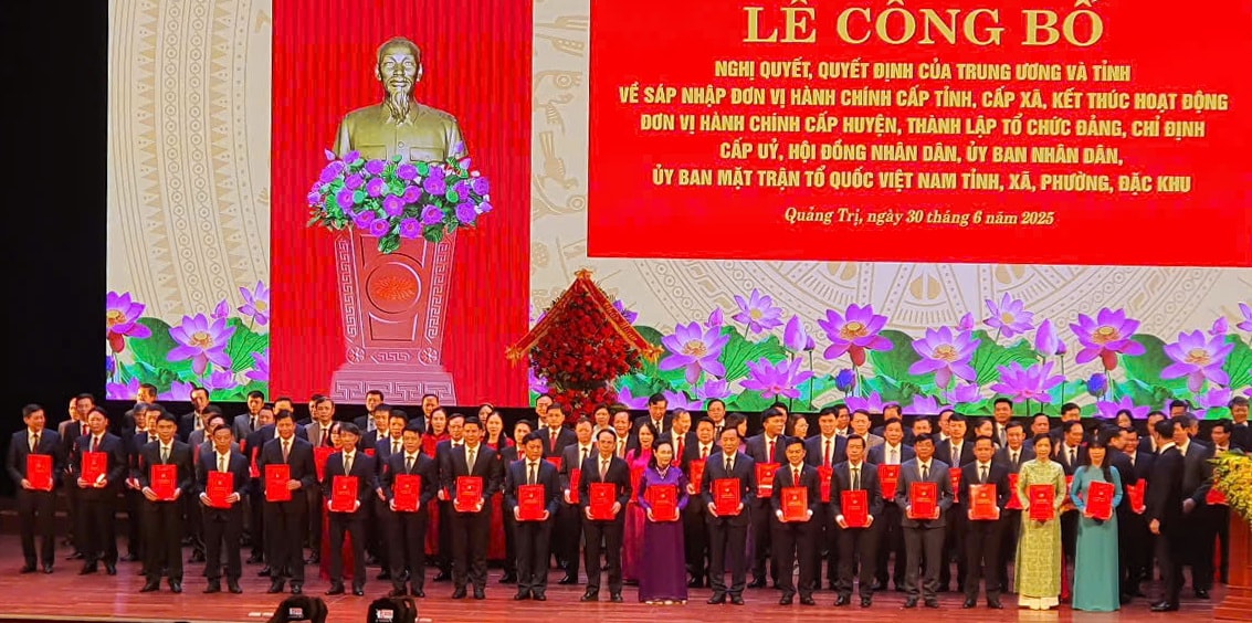 Lãnh đạo Quảng Trị trao quyết định cho 78 Bí thư Đảng ủy xã phường, đặc khu (Ảnh NT)