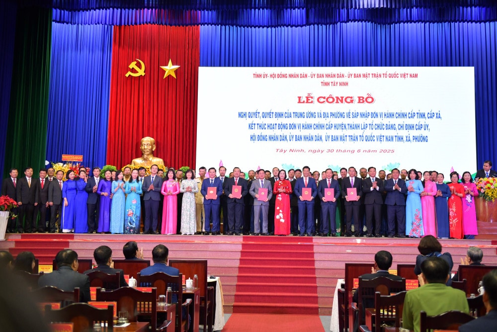 Phó Chủ tịch Quốc hội - Nguyễn Thị Thanh trao các quyết định của Trung ương cho cán bộ chủ chốt tỉnh Tây Ninh mới