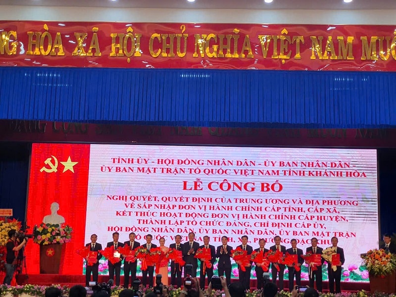 Tại Lễ công bố, tỉnh Khánh Hòa trao quyết định cho các nhân sự đơn vị hành chính cấp tỉnh, cấp xã.