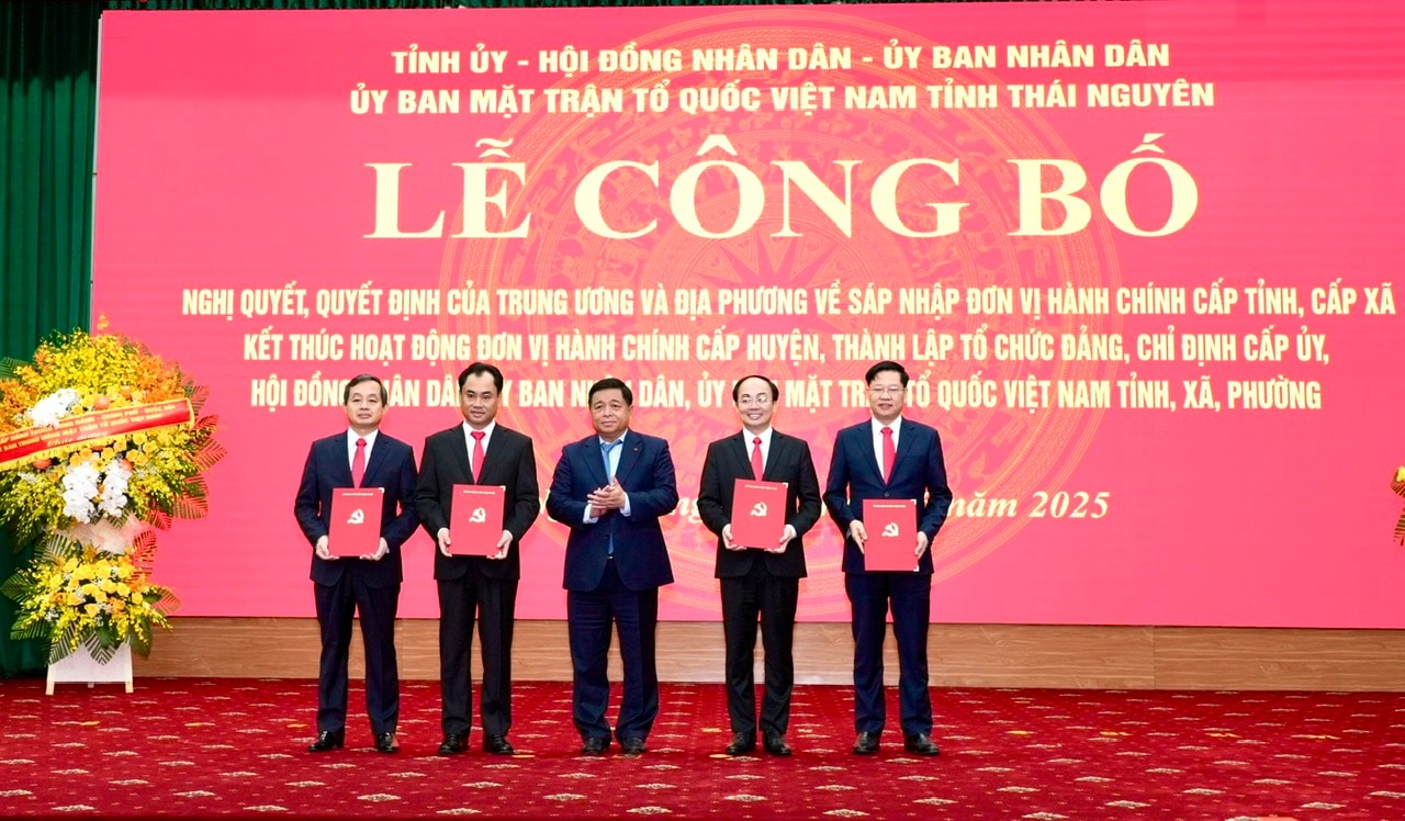 Ông Nguyễn Chí Dũng, Phó Thủ tướng Chính phủ trao các quyết định của Bộ Chính trị về việc thành lập Đảng bộ tỉnh Thái Nguyên và chỉ định Ban Chấp hành, Ban Thường vụ, Bí thư, Phó Bí thư Tỉnh ủy Thái Nguyên cho các đồng chí Thường trực Tỉnh ủy Thái Nguyên