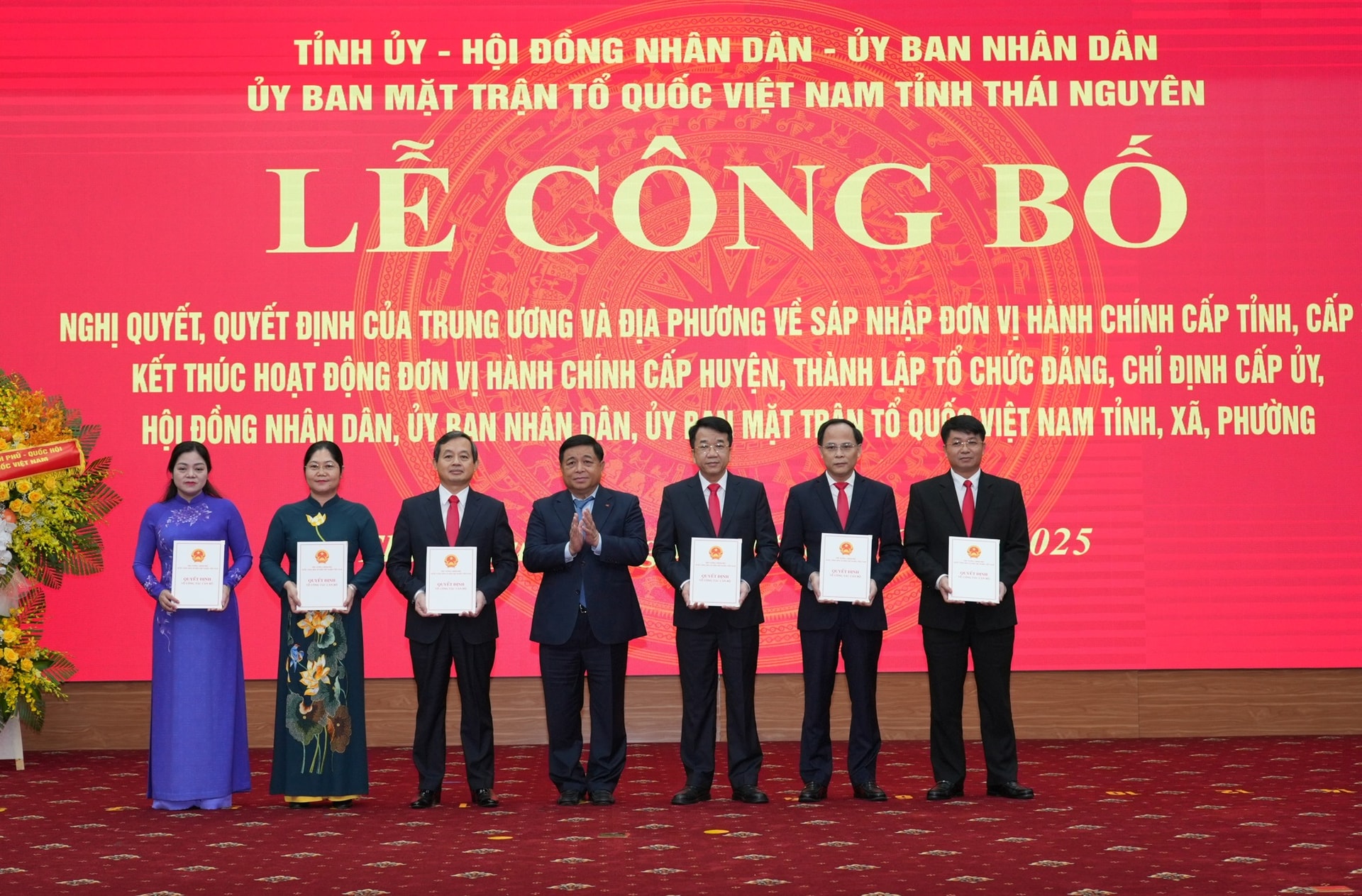 Trao các quyết định của Thủ tướng Chính phủ về việc chỉ định Chủ tịch, Phó Chủ tịch UBND tỉnh Thái Nguyên