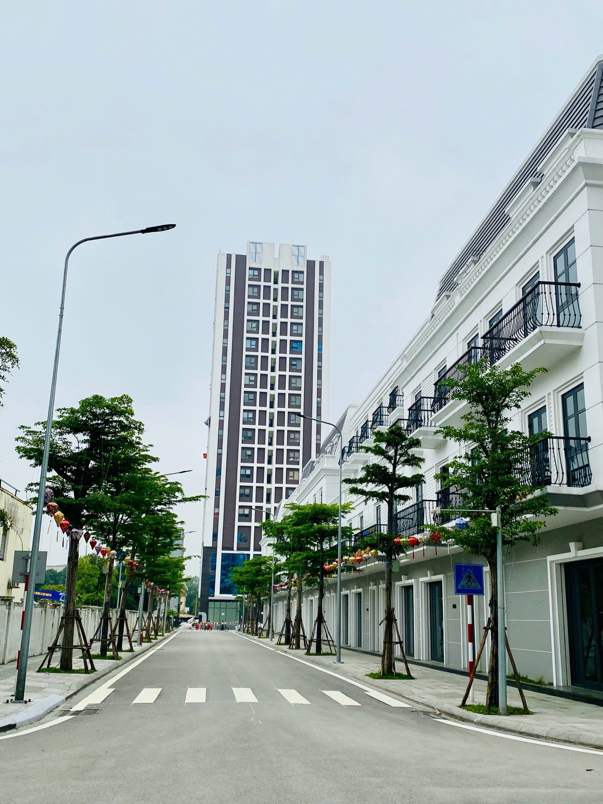 Trục nội khu rộng rãi, thông thoáng kết nối trực tiếp tới tòa tháp Vinh Lotus Residence, gia tăng giá trị khai thác cho các căn shophouse
