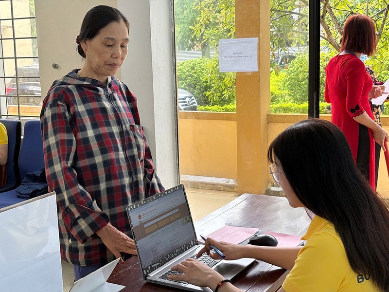 Nhân viên Bưu điện tỉnh Thanh Hóa hỗ trợ người dân thực hiện TTHC tại Trung tâm phục vụ Hành chính công xã Lưu Vệ mới (1)