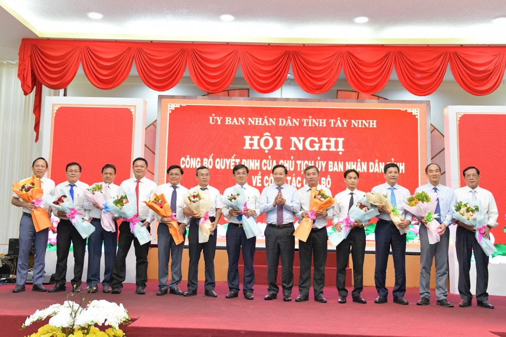 Phó Bí thư Tỉnh ủy, Chủ tịch UBND tỉnh - Nguyễn Văn Út tặng hoa chúc mừng 12 đơn vị sự nghiệp công lập trực thuộc UBND tỉnh
