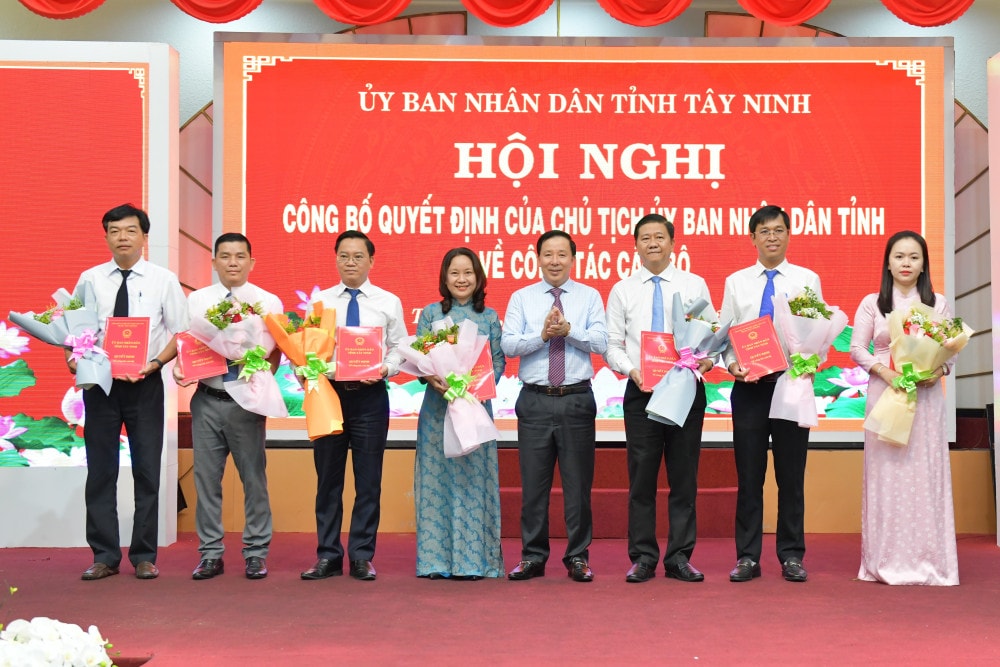 Phó Bí thư Tỉnh ủy, Chủ tịch UBND tỉnh - Nguyễn Văn Út trao quyết định cho tập thể lãnh đạo Văn phòng UBND tỉnh