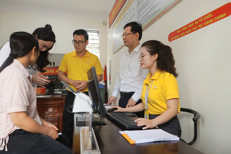 Tổng Giám đốc Chu Quang Hào trực tiếp kiểm tra việc việc thực hiện bố trí nhân viên Bưu điện hỗ trợ tại TTPVHCC xã Đồng Hỷ (1)