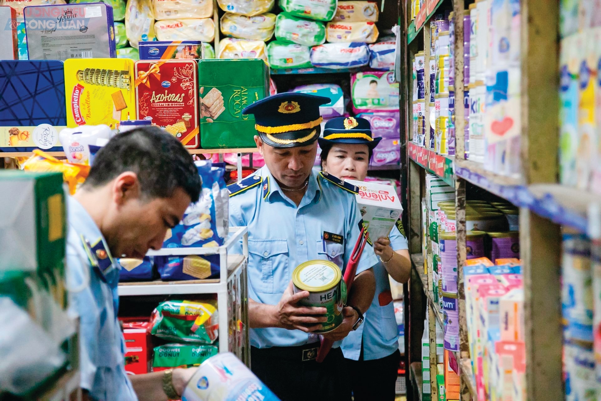 Đi kèm với sự chủ động của doanh nghiệp trong hậu kiểm là nguy cơ gian lận nếu thiếu chế tài đủ mạnh. (Lực lượng Quản lý thị trường tỉnh Thanh Hóa kiểm tra các sản phẩm sữa đang kinh doanh trên địa bàn. Ảnh: T.H)