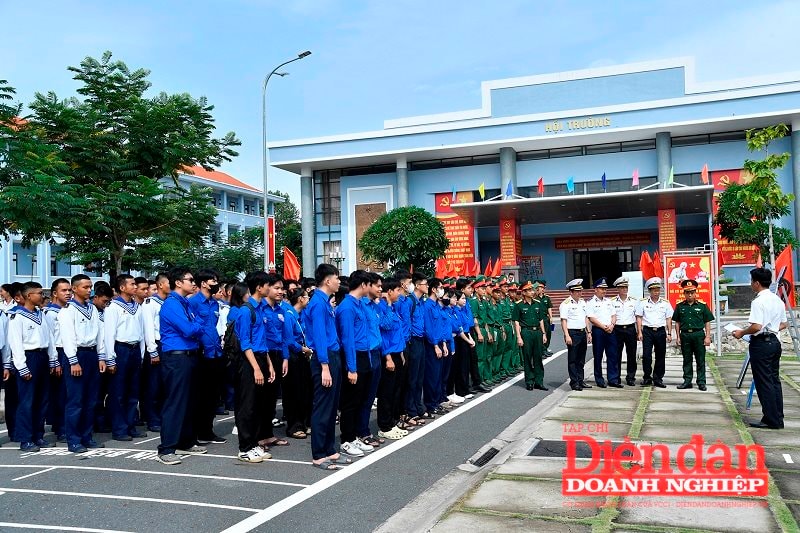 3. Đại biểu các đơn vị nghe giới thiệu về trưng bày