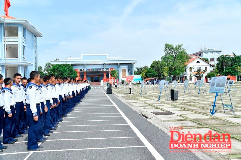 4. Đông đảo cán bộ, chiến sĩ lực lượng vũ trang tham quan trưng bày