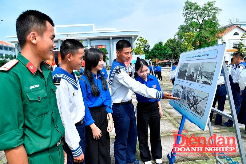 6. Các bạn trẻ quan tâm đến các hoạt động của Hải quân
