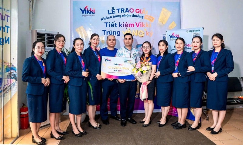 Ông Võ Hoàng Long - Giám Đốc khu vực TP.HCM Vikki Digital Bank trao giải đặc biệt 10 lượng vàng cho anh Phạm Long Hồ.