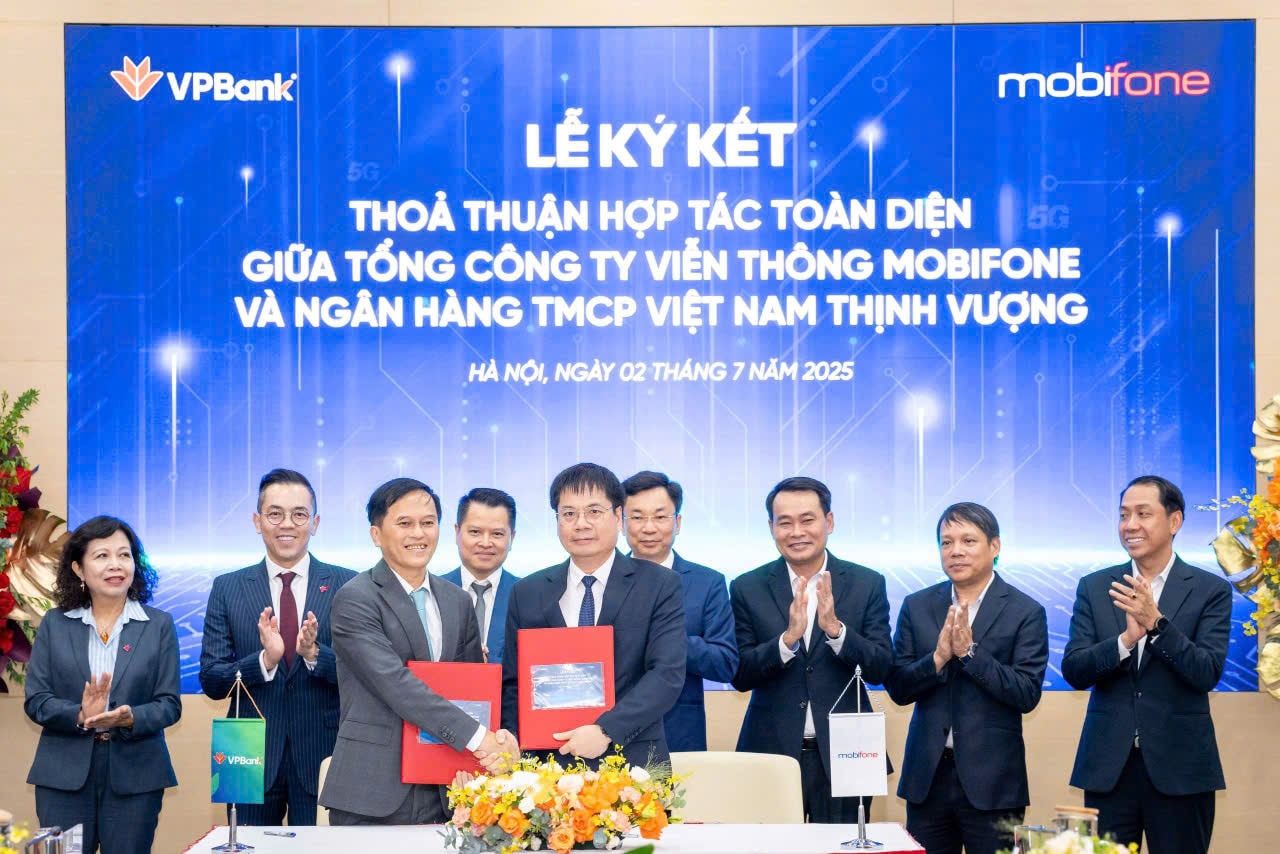 ẢNH KÍ KẾT VPBANK - MOBIFONE