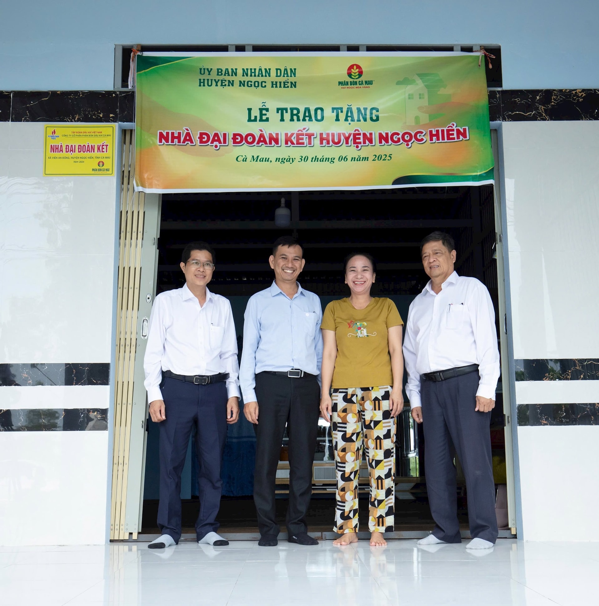 Đại diện Công ty Cổ phần Phân bón Dầu khí Cà Mau đến thăm các hộ gia đình khó khăn được hỗ trợ nhà ở 1