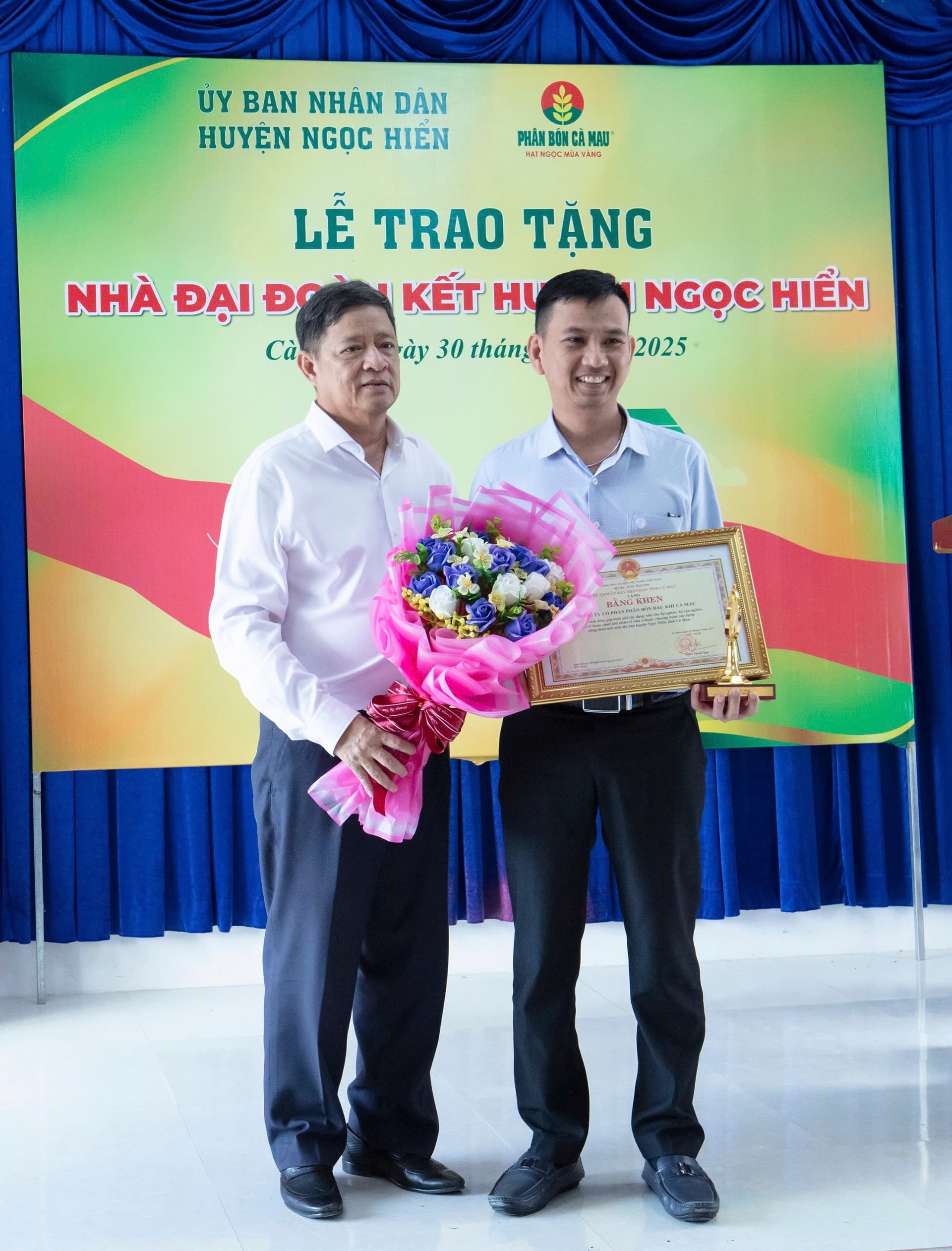 Đại diện Công ty Cổ phần Phân bón Dầu khí Cà Mau nhận bằng khen của Chủ tịch UBND tỉnh về thành tích đóng góp cho sự phát triển kinh tế - xã hội địa phương