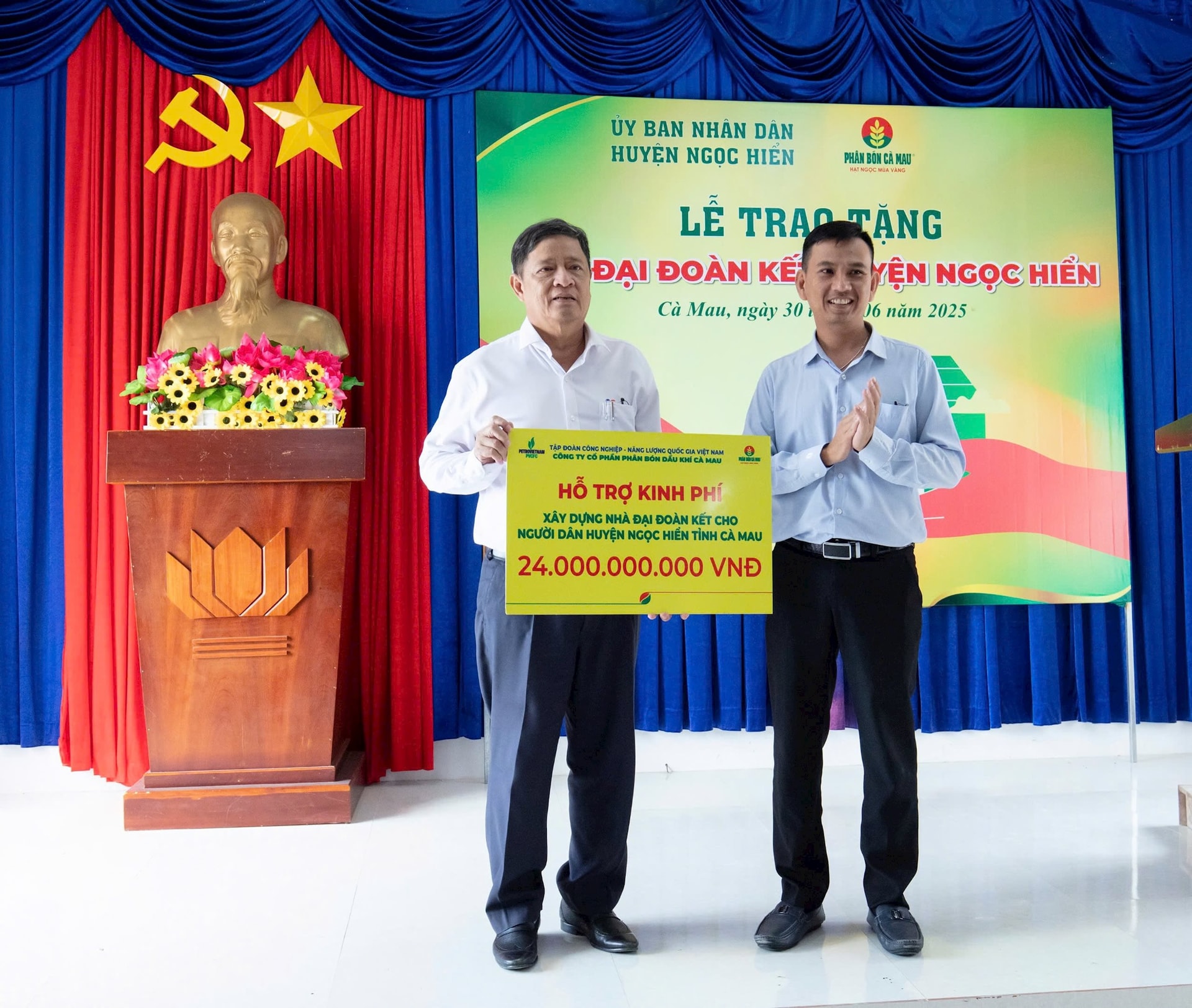 Ông Nguyễn Anh Trực, Phó Chủ tịch CĐ công ty trao bảng tượng trưng 300 căn nhà trị giá 24 tỷ đồng cho lãnh đạo địa phương