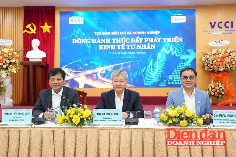 Từ trái sang phải: Nhà báo Trần Trọng Dũng - Phó Chủ tịch Hội nhà báo Việt Nam; Ông Võ Tân Thành - Phó Chủ tịch VCCI; Ông Phan Minh Thông - Phó Chủ tịch Hội Doanh nghiệp Xanh TP HCM, Chủ tịch Tập đoàn Phúc Sinh. 