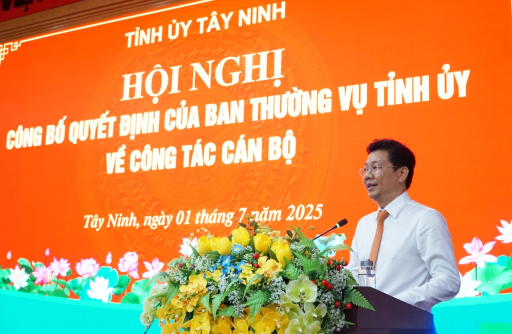 Phó Bí thư Thường trực Tỉnh ủy, Chủ tịch HĐND tỉnh - Nguyễn Mạnh Hùng phát biểu tại hội nghị