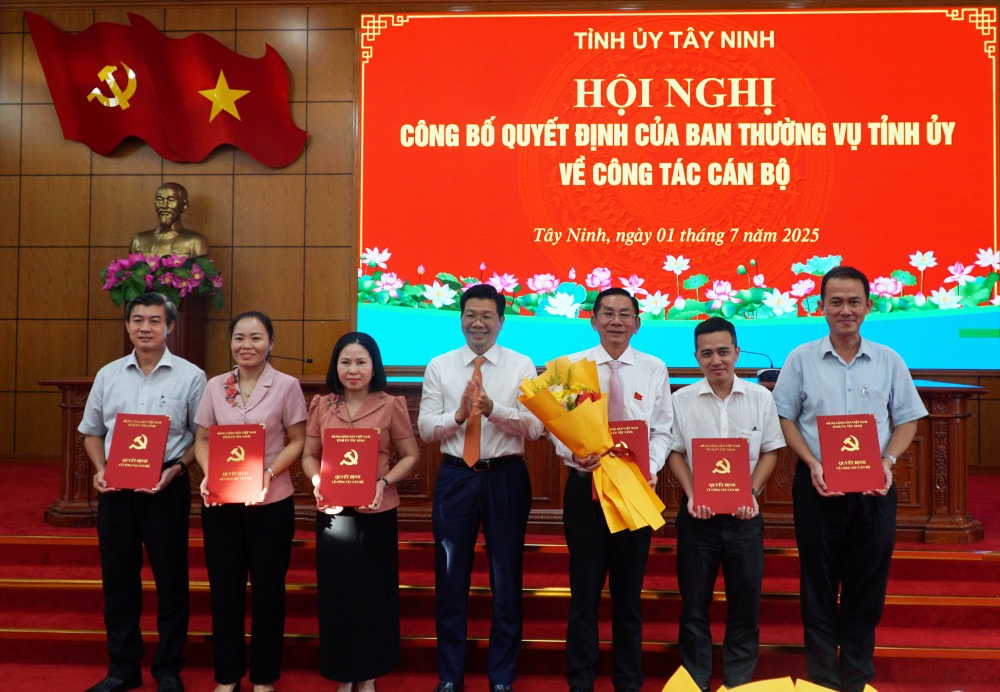 Phó Bí thư Thường trực Tỉnh ủy, Chủ tịch HĐND tỉnh - Nguyễn Mạnh Hùng trao quyết định thành lập cơ quan Ủy ban Kiểm tra Tỉnh ủy Tây Ninh