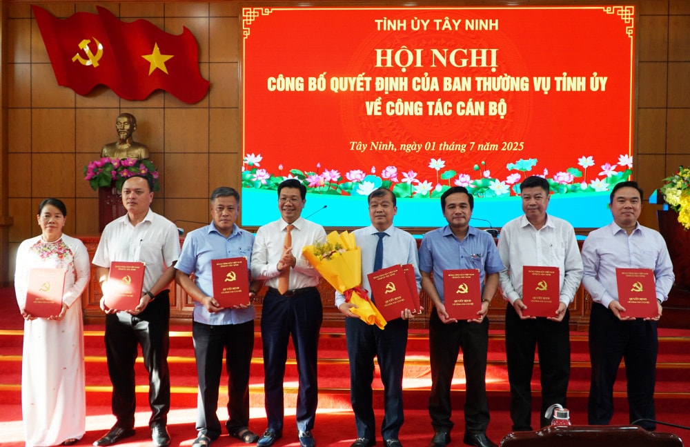 Phó Bí thư Thường trực Tỉnh ủy, Chủ tịch HĐND tỉnh - Nguyễn Mạnh Hùng trao quyết định thành lập và bổ nhiệm lãnh đạo Ban Tổ chức Tỉnh ủy Tây Ninh
