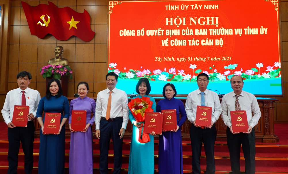 Phó Bí thư Thường trực Tỉnh ủy, Chủ tịch HĐND tỉnh - Nguyễn Mạnh Hùng trao quyết định thành lập và bổ nhiệm lãnh đạo Ban Tuyên giáo và Dân vận Tỉnh ủy Tây Ninh