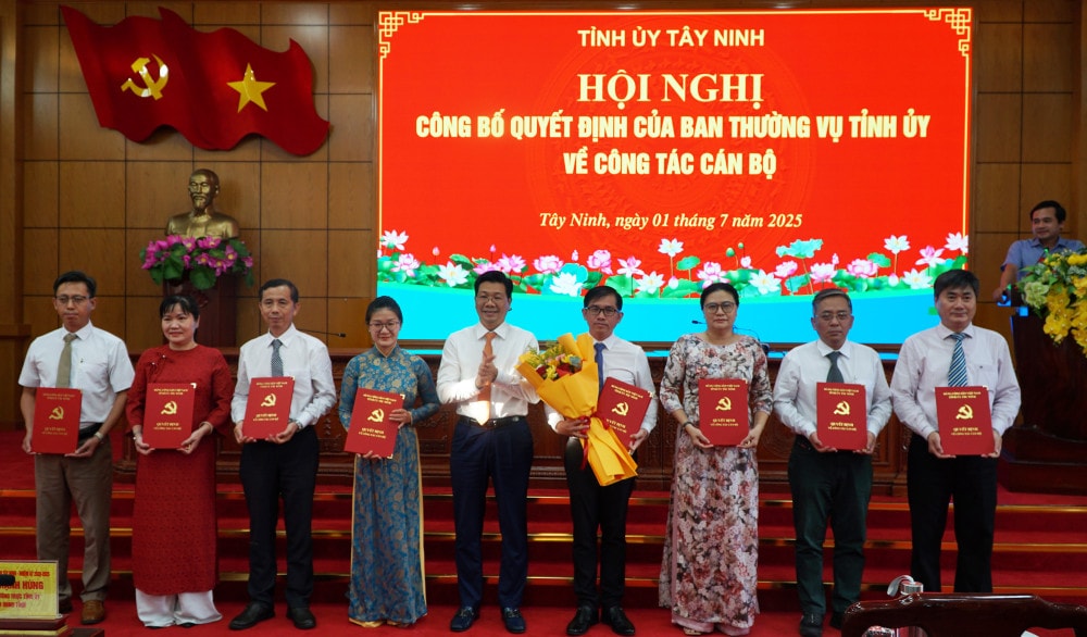 Phó Bí thư Thường trực Tỉnh ủy, Chủ tịch HĐND tỉnh - Nguyễn Mạnh Hùng trao quyết định thành lập và bổ nhiệm lãnh đạo Báo và Phát thanh Truyền hình Tây Ninh