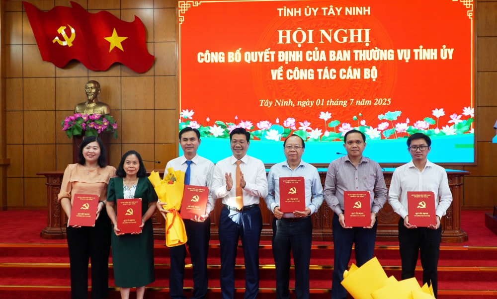 Phó Bí thư Thường trực Tỉnh ủy, Chủ tịch HĐND tỉnh - Nguyễn Mạnh Hùng trao quyết định thành lập và bổ nhiệm lãnh đạo Văn phòng Tỉnh ủy Tây Ninh
