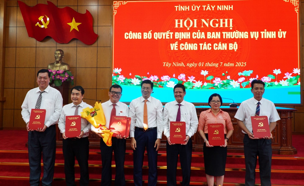 Phó Bí thư Thường trực Tỉnh ủy, Chủ tịch HĐND tỉnh - Nguyễn Mạnh Hùng trao quyết định và bổ nhiệm lãnh đạo Ban Nội chính Tỉnh ủy Tây Ninh