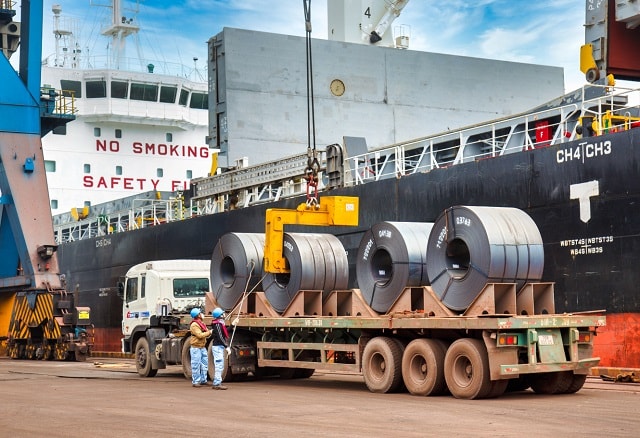 Sau nhiều tháng kiến nghị, ngành thép nội địa cuối cùng cũng được “bảo hộ” bằng mức thuế 23,1–27,83% áp với thép cuộn cán nóng (HRC) Trung Quốc có khổ ≤1.880 mm. Ảnh minh hoạ