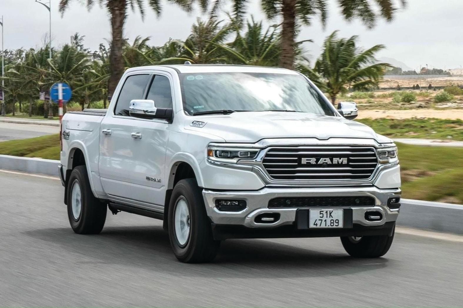 Chiếc bán tải RAM, động cơ V8, dung tích xi lanh 5.7L, công suất 395 mã lực, nhập khẩu nguyên chiếc từ Mỹ, được nhiều khách hàng Việt Nam ưa chuộng.