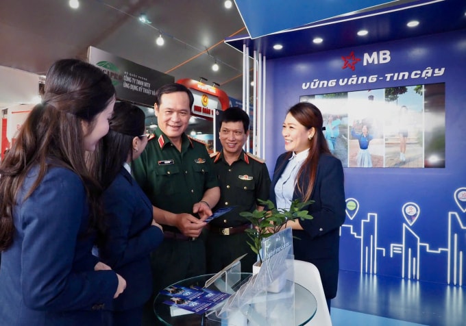 Khách hàng tham gia trải nghiệm tại gian hàng của MB. Ảnh: MB