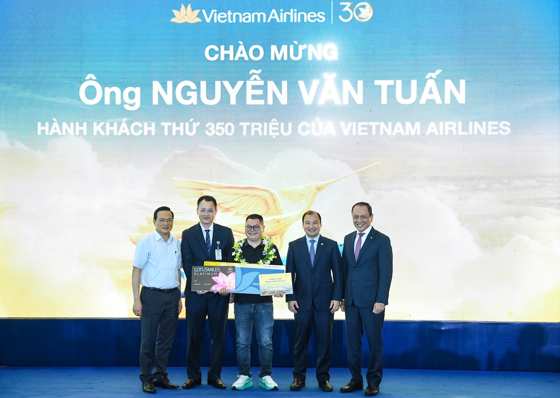11. Thứ trưởng Bộ VHTTDL Lê Hải Bình; TGĐ Vietnam Airlines Lê Hồng Hà trao cho hành khách thứ 350 triệu thẻ Bông Sen Vàng hạng Bạch Kim, 02 vé khứ hồi nội địa hạng Thương gia và quà lưu niệm (1)