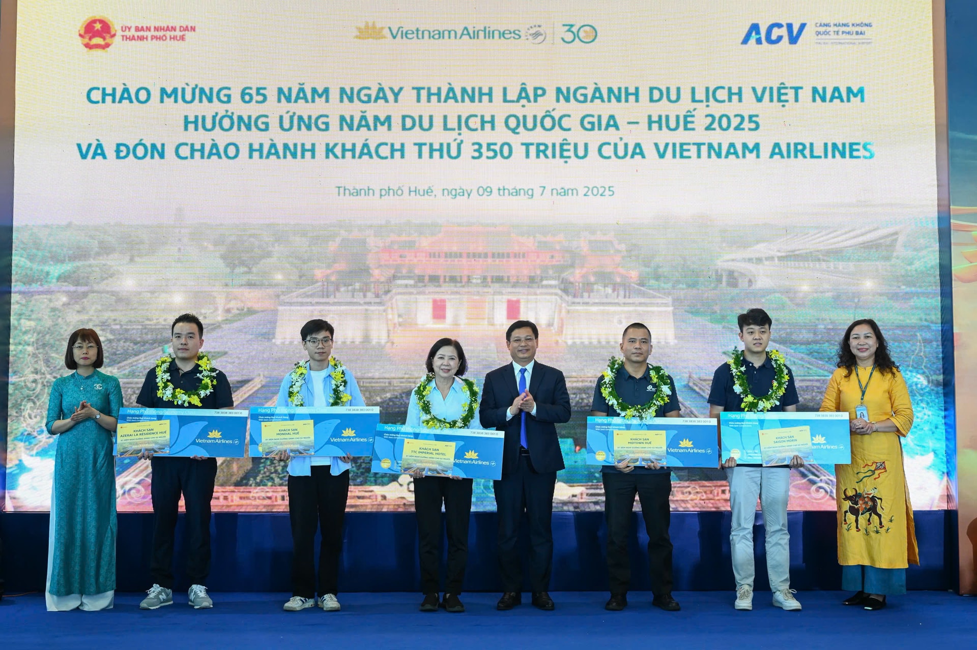 12. Mười hành khách may mắn thứ 349.999.995 đến 350.000.005 nhận vé khứ hồi nội địa hạng Phổ thông (1)