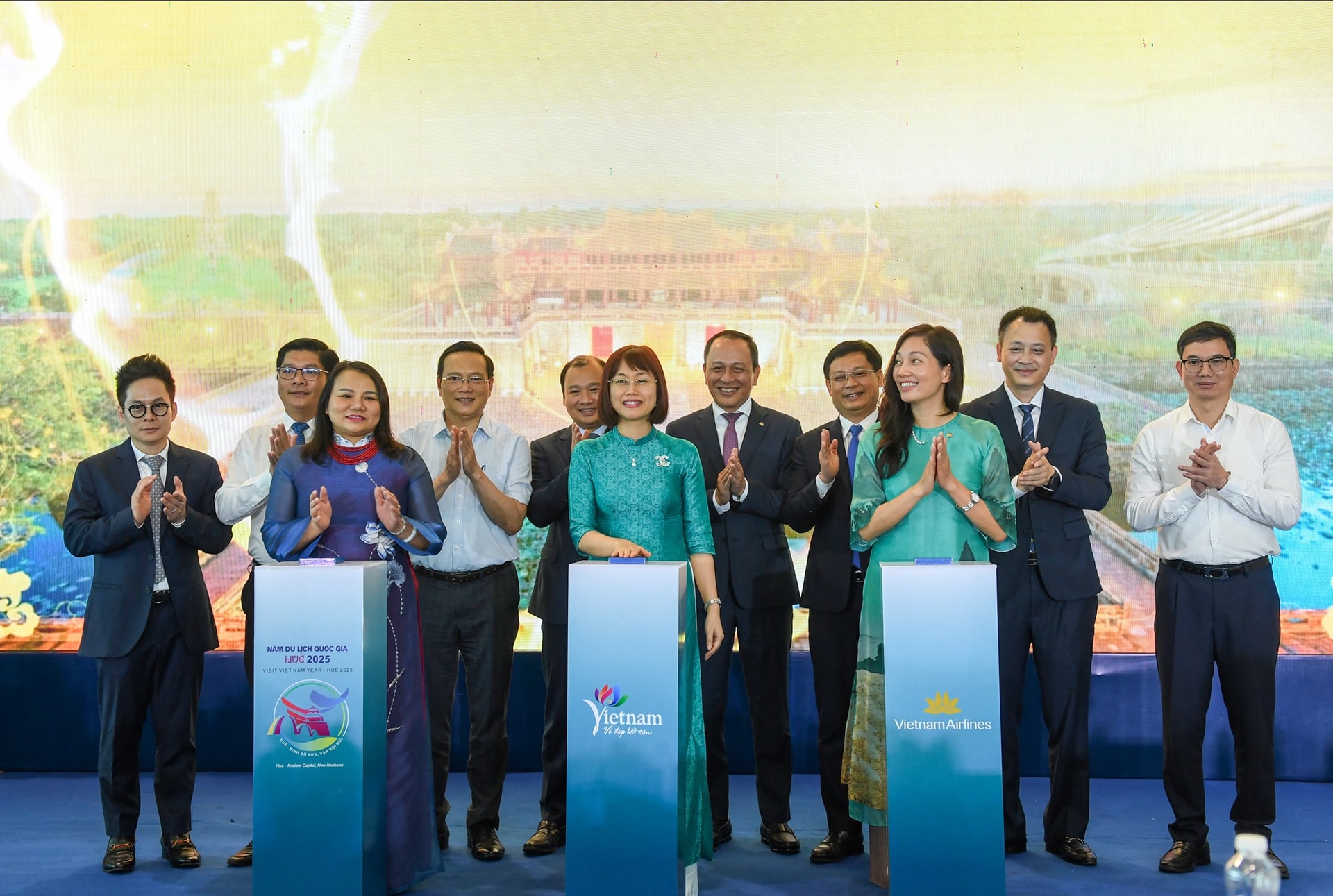 13. Vietnam Airlines phối hợp cùng UBND thành phố Huế, Cục du lịch Quốc gia và Sở Du lịch thành phố chính thức phát động chương trình “Đêm Huế huyền diệu - Khám phá để yêu”.