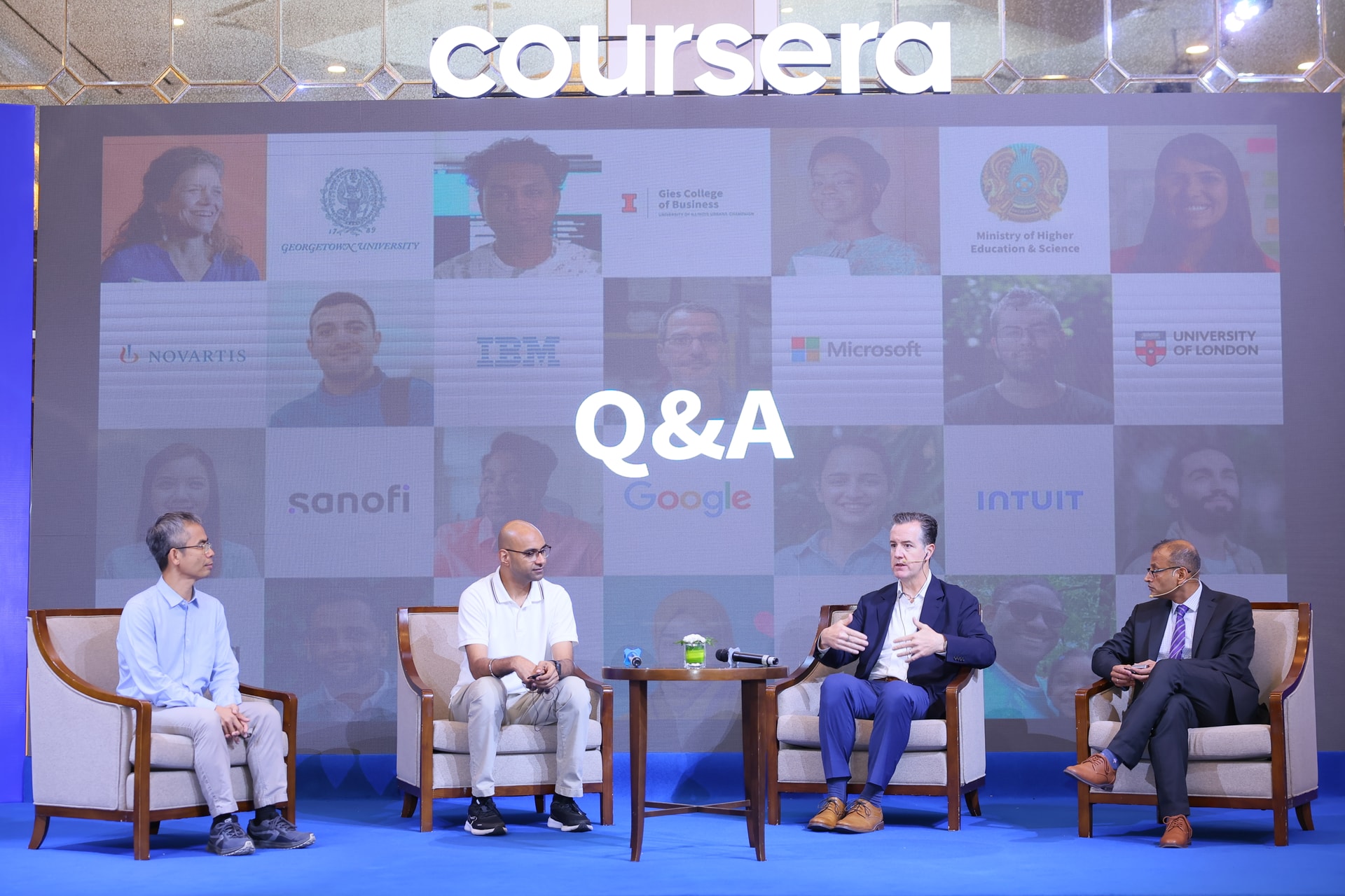 Ông Greg Hart, Giám đốc Điều hành của Coursera trả lời câu hỏi của báo chí tại buổi họp báoÔng Phan Trường Lâm, Trưởng ban Công nghệ Khối giáo dục FPT cho hay: 