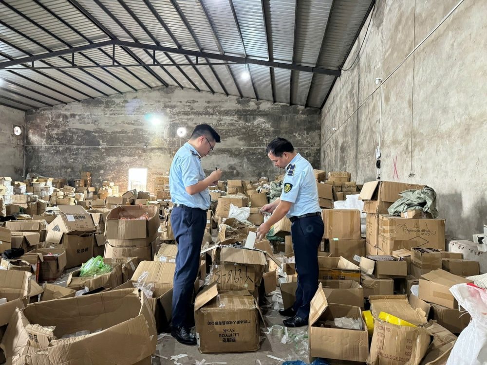 Chi cục QLTT tỉnh Quảng Ninh phát hiện lô hàng hơn 47.000 sản phẩm nhập lậu, không rõ nguồn gốc xuất xứ