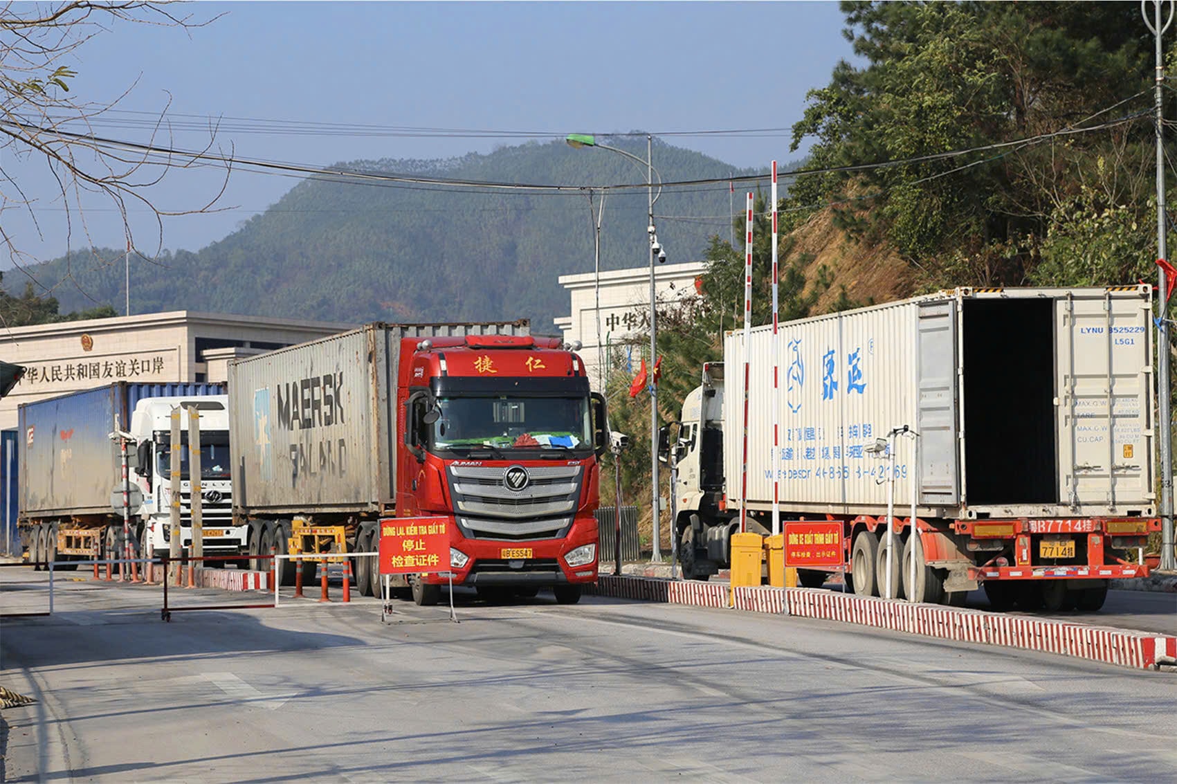 100% phương tiện qua cửa khẩu quốc tế Hữu Nghị được kiểm soát bằng nền tảng cửa khẩu số. Ảnh- Phạm Công